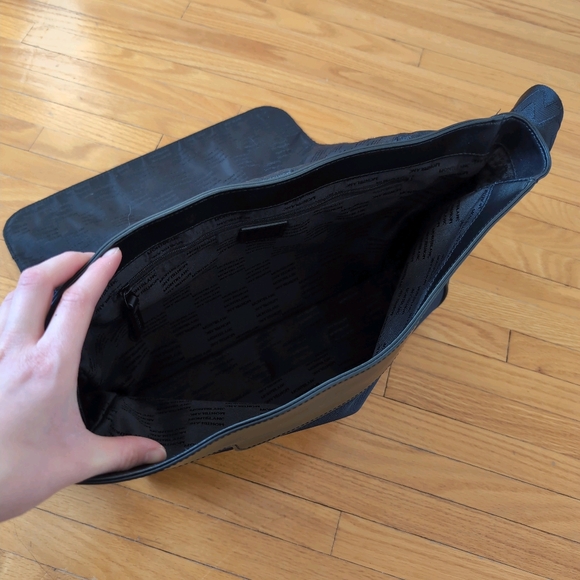 Mont Blanc Nightflight Large Navy Messenger Bag With Flap - Picture 3 of 10